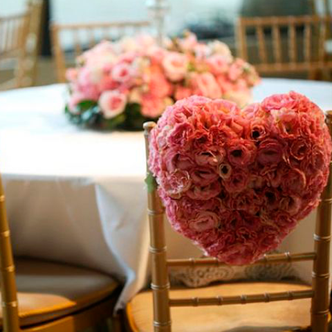 Dale un toque natural a tu fiesta con estas sillas decoradas con flores